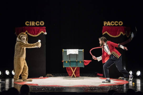 Circo Pacco - PACCOTTIGLIA DELUXE: Cialtroneria di qualità superiore! - ph Andrea Macchia